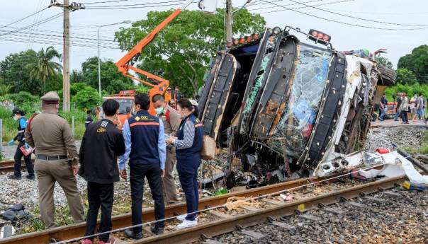 20 ljudi poginulo u sudaru voza i autobusa u Tajlandu