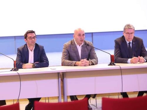 5. aprila postavka koja simbolizuje korake ubijenih tokom opsade Sarajeva