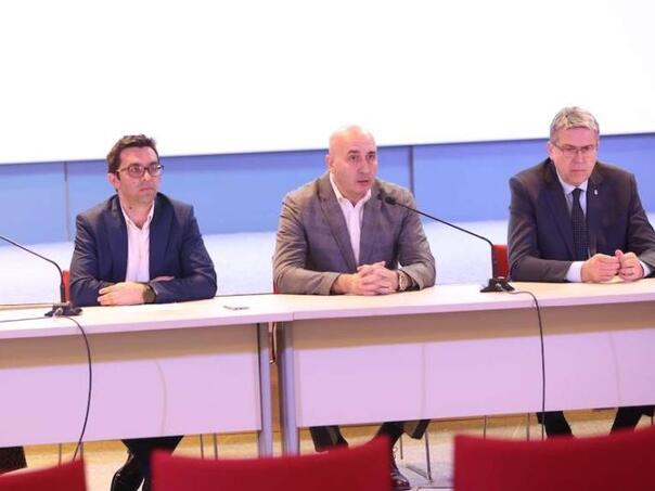 5. aprila postavka koja simbolizuje korake ubijenih tokom opsade Sarajeva