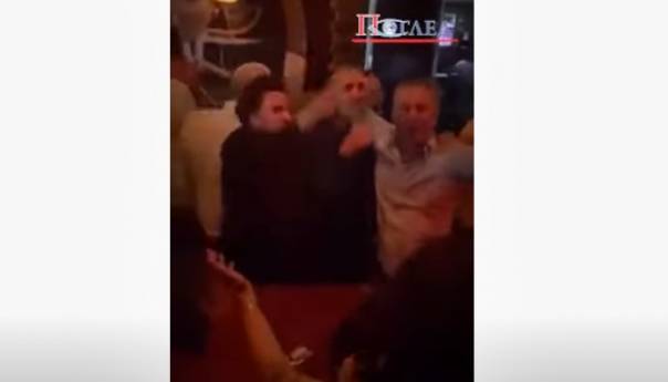 Abazović zapjevao: 'Ko bi rek'o čuda da se dese, da Miljacka DPS odnese'