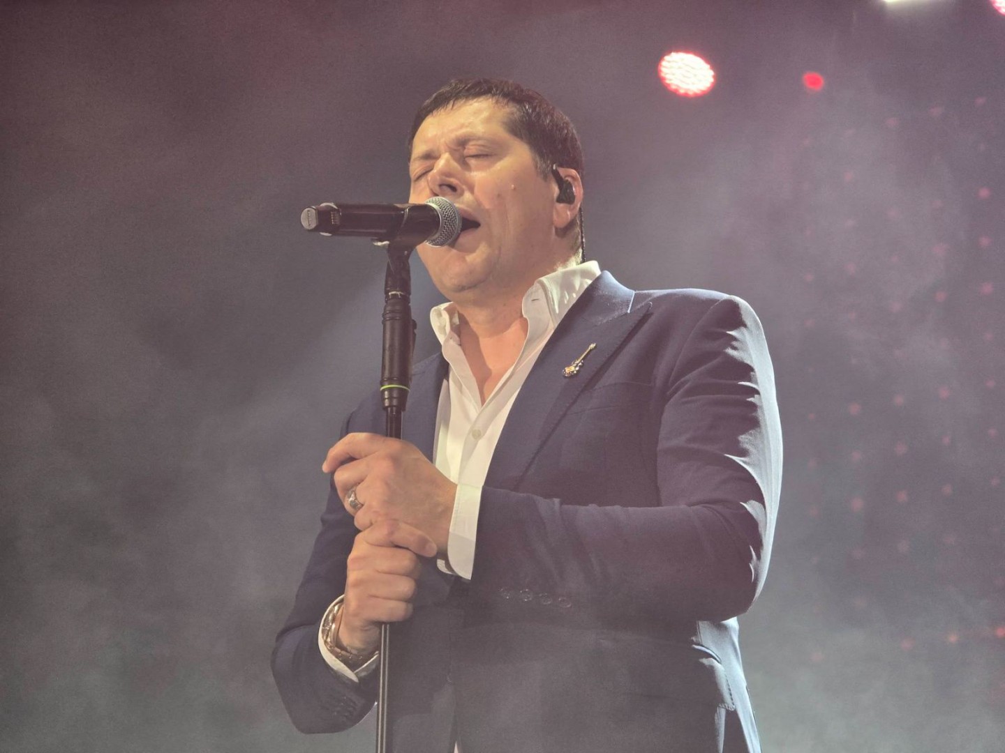 Aco Pejović zabavljao Zeničane: Noć emocija i hitova u ispunjenoj dvorani