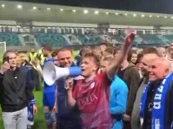 Adem Ljajić uzeo megafon i poveo pjesmu Rize Hamidovića: Evropa, a?