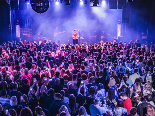 Adi Šoše oduševio Maribor: Prepuna dvorana pjevala uglas