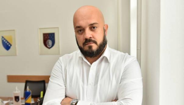 Adnan Šteta nije dodijelio niti potpisao ugovor za izgradnju tramvajskih stajališta