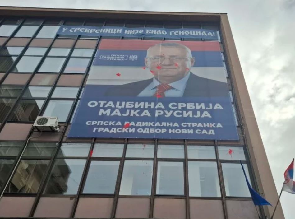 Advokati zahtijevaju uklanjanje Šešeljevog panoa u Novom Sadu