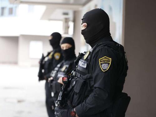 Afera stara devizna štednja: Pretresi u Ministarstvu finansija, dvoje uhapšeno