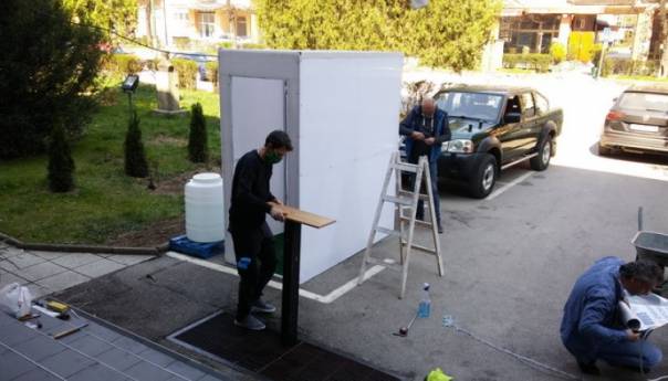 Ahmed Popović uradio dezinfekcione tunele ispred Doma zdravlja i GU Goražde