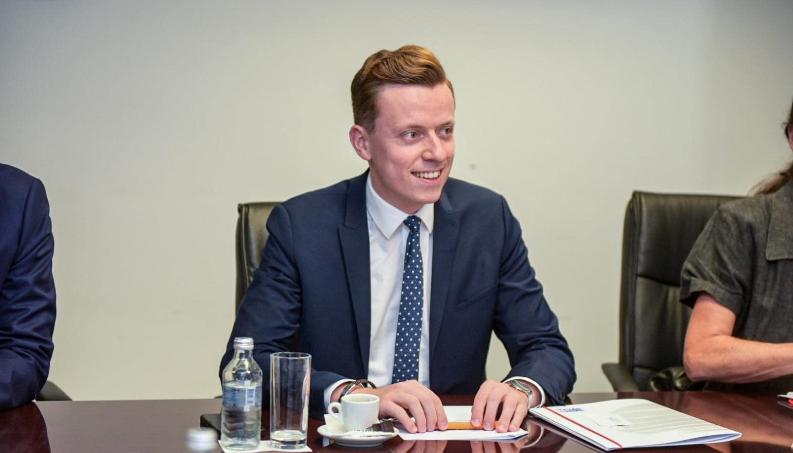 Ahmetović Schmidtu: Ne odlučujte o ljudskim sudbinama iza zatvorenih vrata