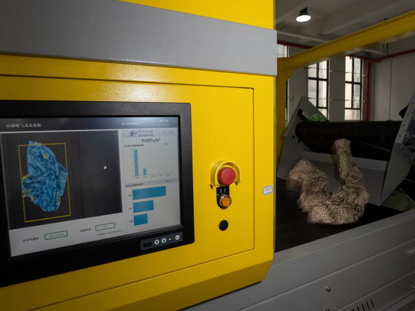 AI mašina sortira odjeću brže od ljudi kako bi podstakla recikliranje tekstila u Kini