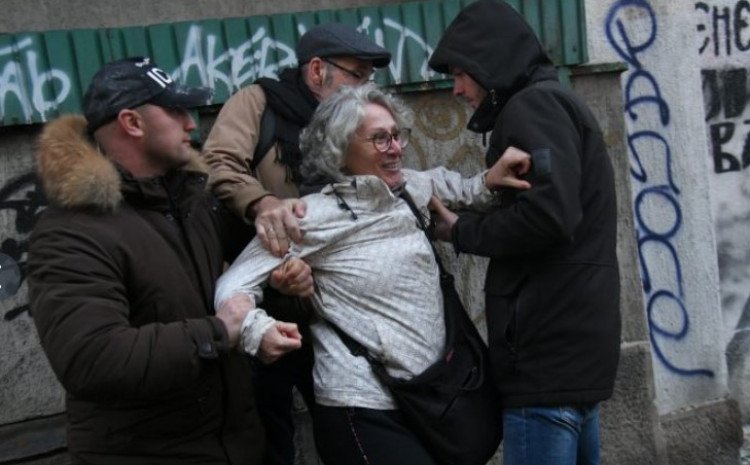 Aida Ćorović osuđena zbog gađanja murala zločinca Mladića jajima