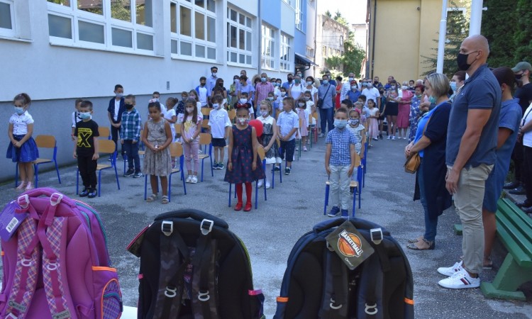 Ajnadžić obradovao prvačiće poklonima, poželio uspješno školovanje