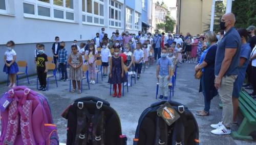 Ajnadžić obradovao prvačiće poklonima, poželio uspješno školovanje