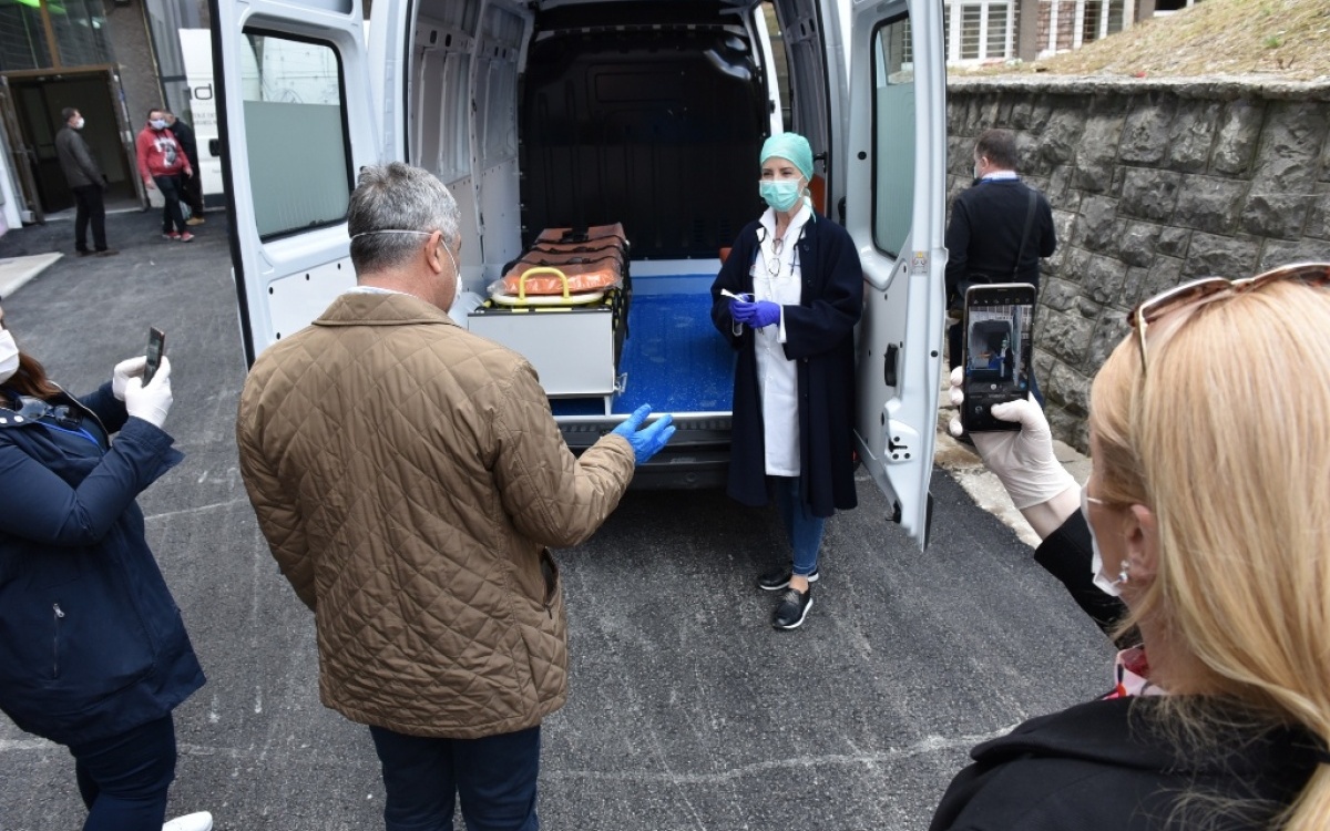 Ajnadžić uručio sanitetsko vozilo za prevoz pacijenata do novog izolatorija
