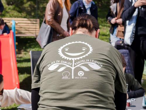 Akcija 'Biljka za osmijeh roditelja i djeteta' za ljepše dvorište Roditeljske kuće Sarajevo