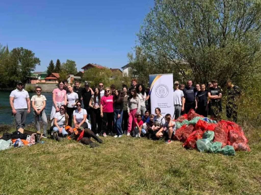Akcija čišćenja Une okupila učenike, institucije i lokalnu zajednicu