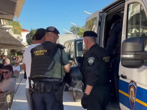 Akcija na Rivi u Splitu: Uhapšeno 18 navijača Ajaxa, imali hladno oružje