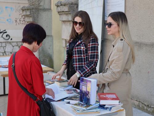 Akcija razmjene knjiga u Mostaru: 'Pokloni knjigu, daruj joj novi život'
