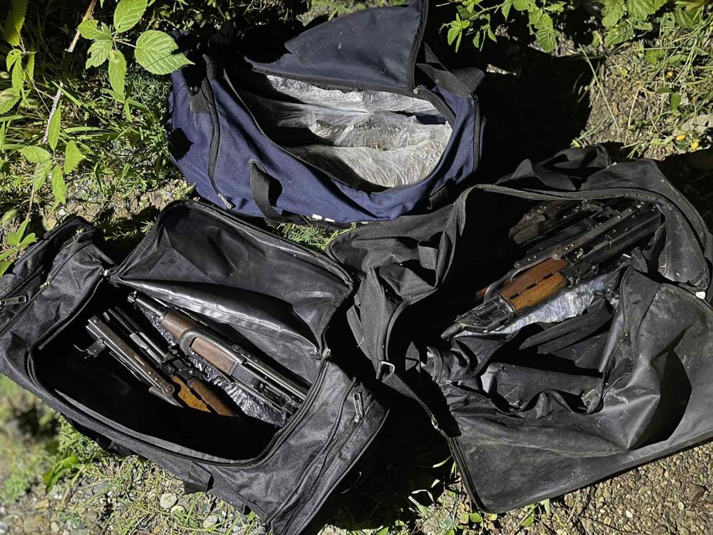 Akcija "Trasa": Uhapšene tri osobe, nađeno 14 pušaka, pištolj i meci