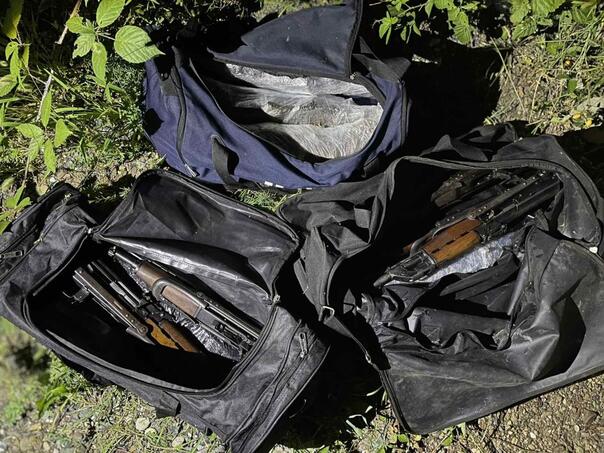 Akcija "Trasa": Uhapšene tri osobe, nađeno 14 pušaka, pištolj i meci
