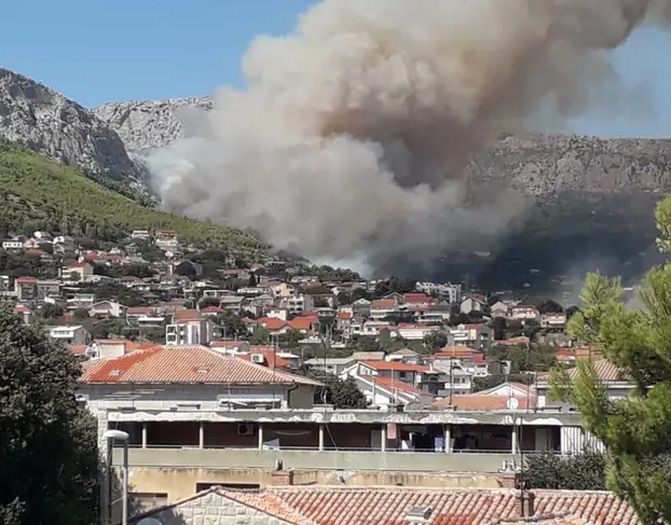 Aktiviran novi požar na hrvatskom primorju: Gori blizu kuća, podignuti kanaderi