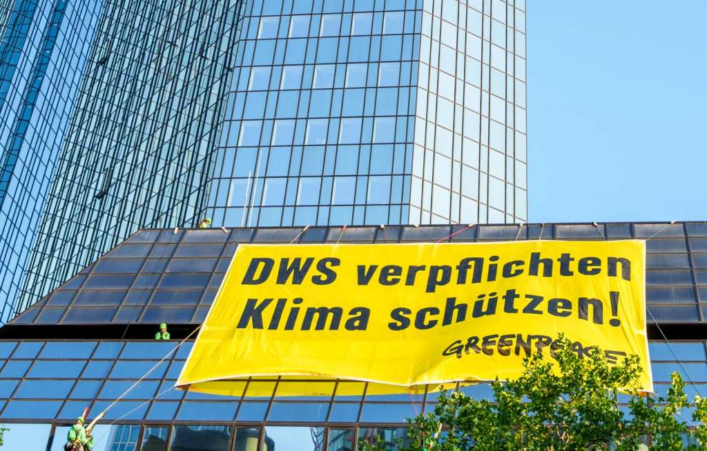 Aktivisti Greenpeacea postavili transparent na zgradu Deutsche Bank
