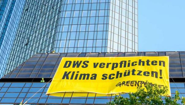 Aktivisti Greenpeacea postavili transparent na zgradu Deutsche Bank