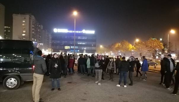 Aktivisti NIP-a se okupili pred općinom Novi Grad