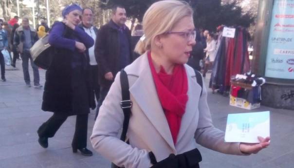 Aktivistkinje Cure u uličnoj akciji za bolju kvalitetu života građana BiH