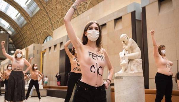 Aktivistkinje Femena obnaženih grudi protestovale u pariškom muzeju