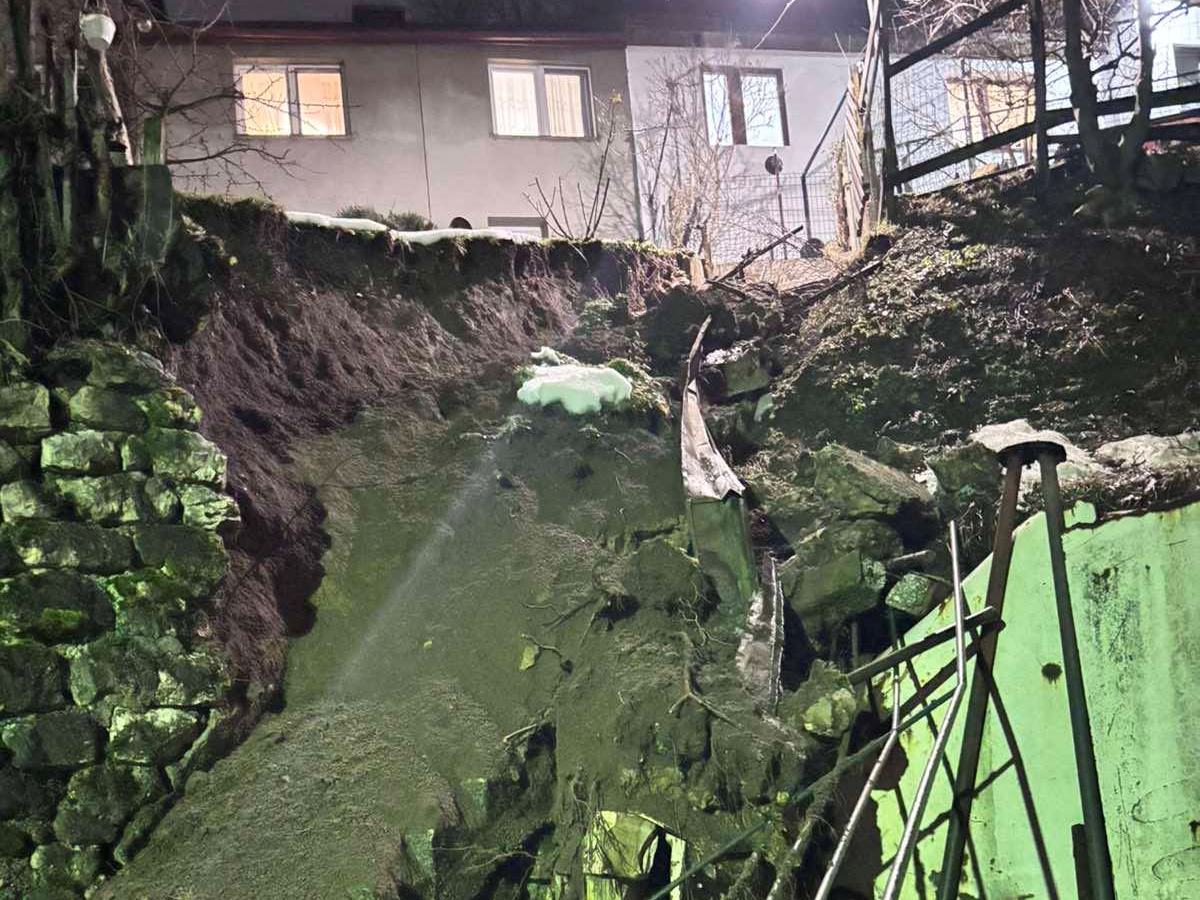 Alarmantno: Klizište na Trčivodama uništilo stepenice i zaustavilo se kod kuća