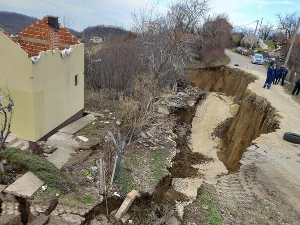 Alarmantno: Klizište uništilo put prema Ugljeviku