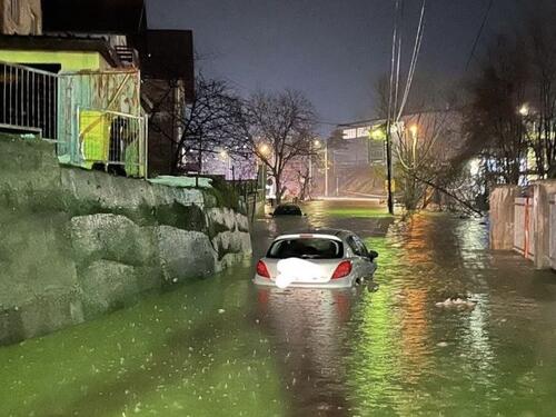 Alarmantno u Vogošći: Voda nadire prema kućama, poplavljen put