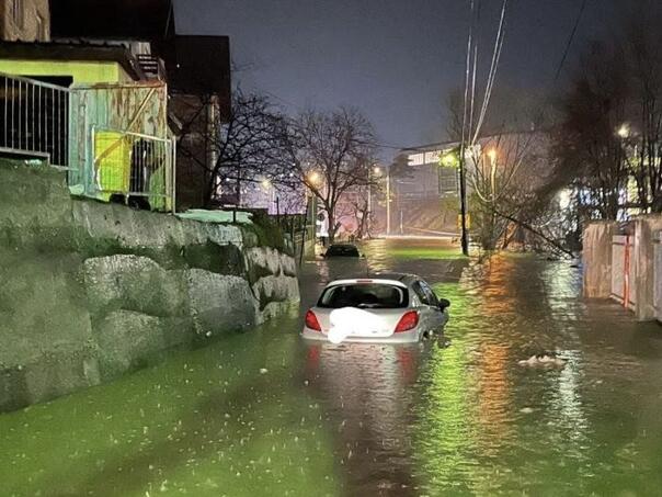 Alarmantno u Vogošći: Voda nadire prema kućama, poplavljen put
