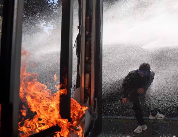 Albanija na nogama: Demonstranti napali institucije, policija uzvratila suzavcem