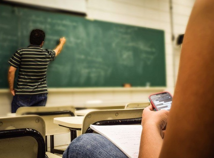 Albanija zabranila upotrebu mobitela u školama