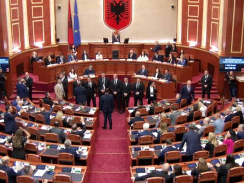 Drama u albanskom parlamentu, opozicija blokira govornicu