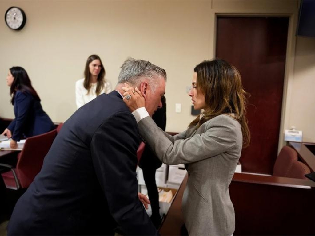 Alec Baldwin oslobođen optužbi za ubistvo, nije mogao suzdržati suze