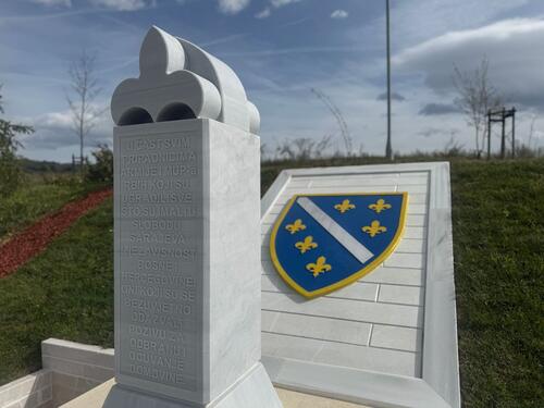 Aleja veterana: Otvoreno Centralno spomen-obilježje – nišan s grbom ljiljana