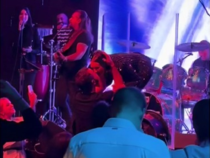 Aleksandra Prijović poljubila supruga usred koncerta: 'To nije ljubav, to je od ljubavi jače...'