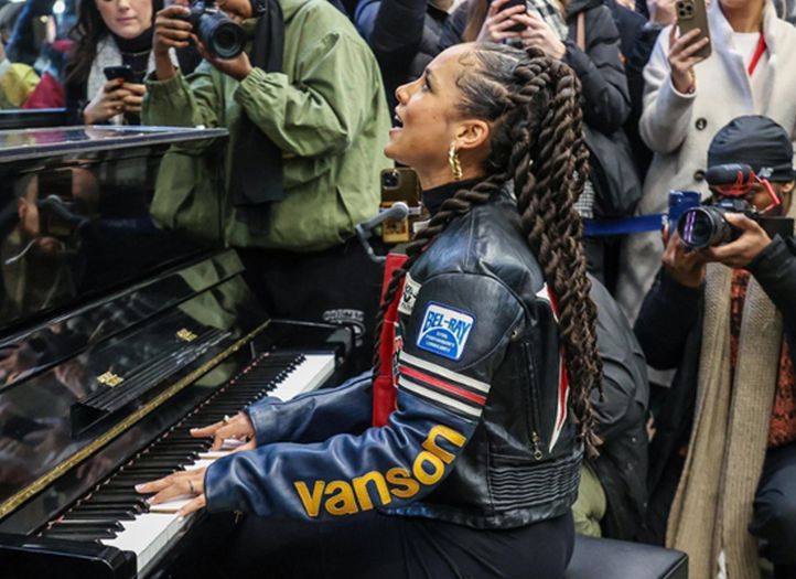 Alicia Keys pjevala putnicima na londonskoj željezničkoj stanici i oduševila ih
