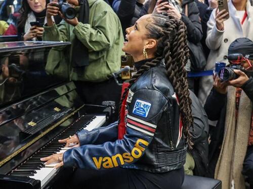 Alicia Keys pjevala putnicima na londonskoj željezničkoj stanici i oduševila ih