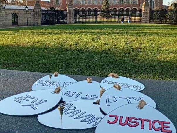 Almir Dervišević postavio umjetničku instalaciju "Pravda, susret sa sobom" u Hagu