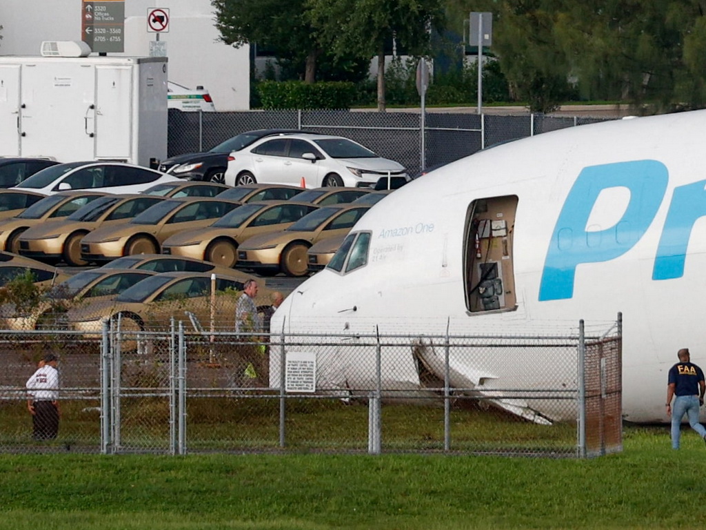 Amazonov teretni avion udario u vozila nakon slijetanja, najmanje pet mrtvih 