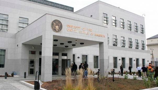 Ambasada SAD: Pozivamo organizatore mise da odbace revizionizam