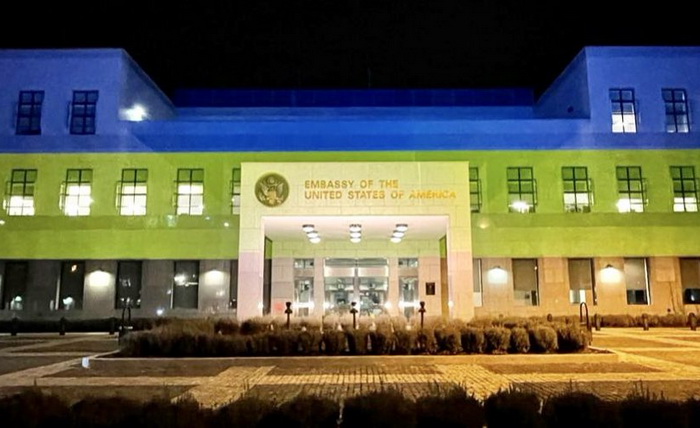 Ambasada SAD u Sarajevu u bojama zastave Ukrajine