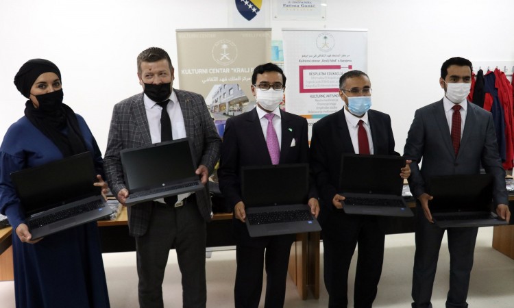 Ambasada Saudijske Arabije donirala 15 laptopa OŠ 'Fatima Gunić'