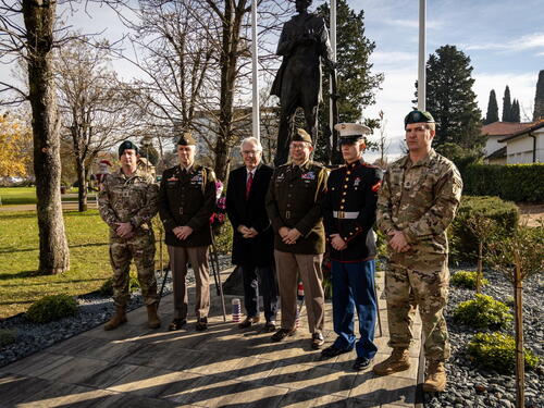 Ambasador Murphy odao počast Ljubušaku koji je poginuo tokom napada na Pearl Harbor