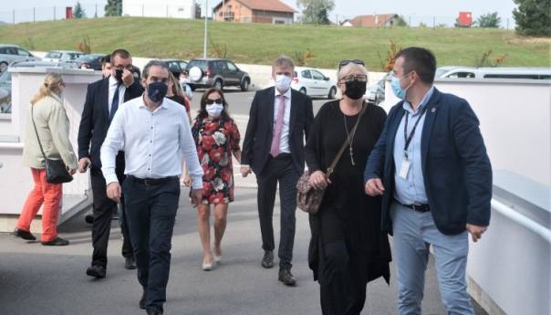 Ambasador Reinertsen donirao Kliničkom centru RS-a medicinsku opremu