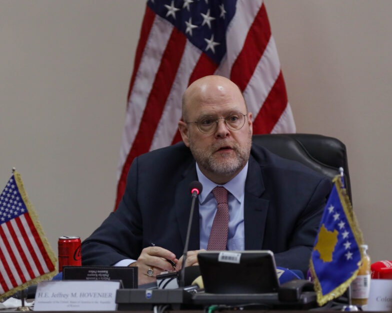 Ambasador SAD na Kosovu: Za nabavku oružja iz napada treba vam vladina podrška