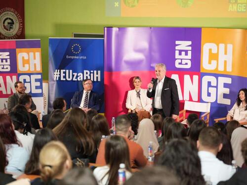 Ambasador Sattler sa studentima iz Tuzle i Bijeljine